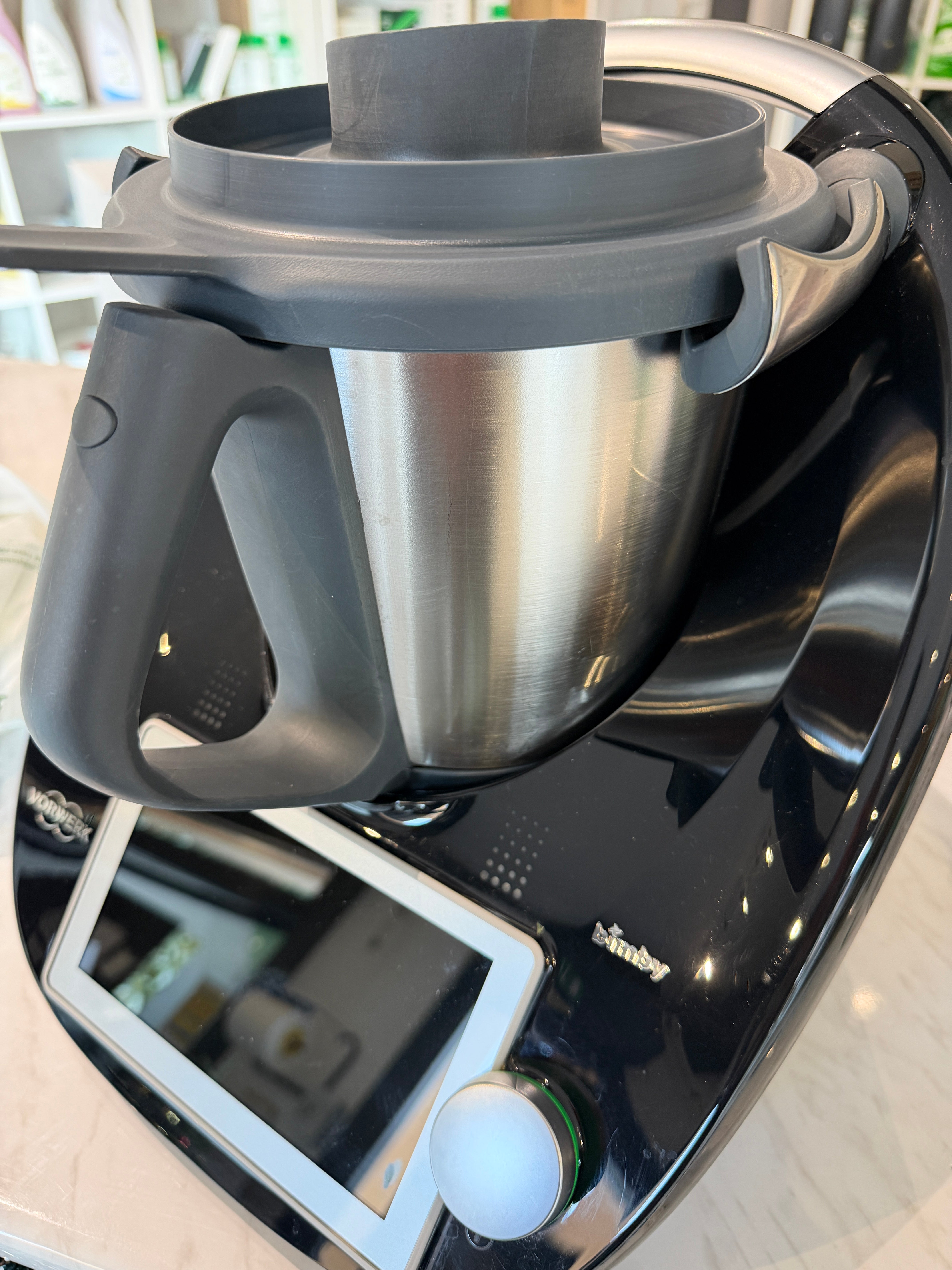 Dettaglio dello schermo touch e della finitura nera opaca del Bimby TM6 Black Edition rigenerato