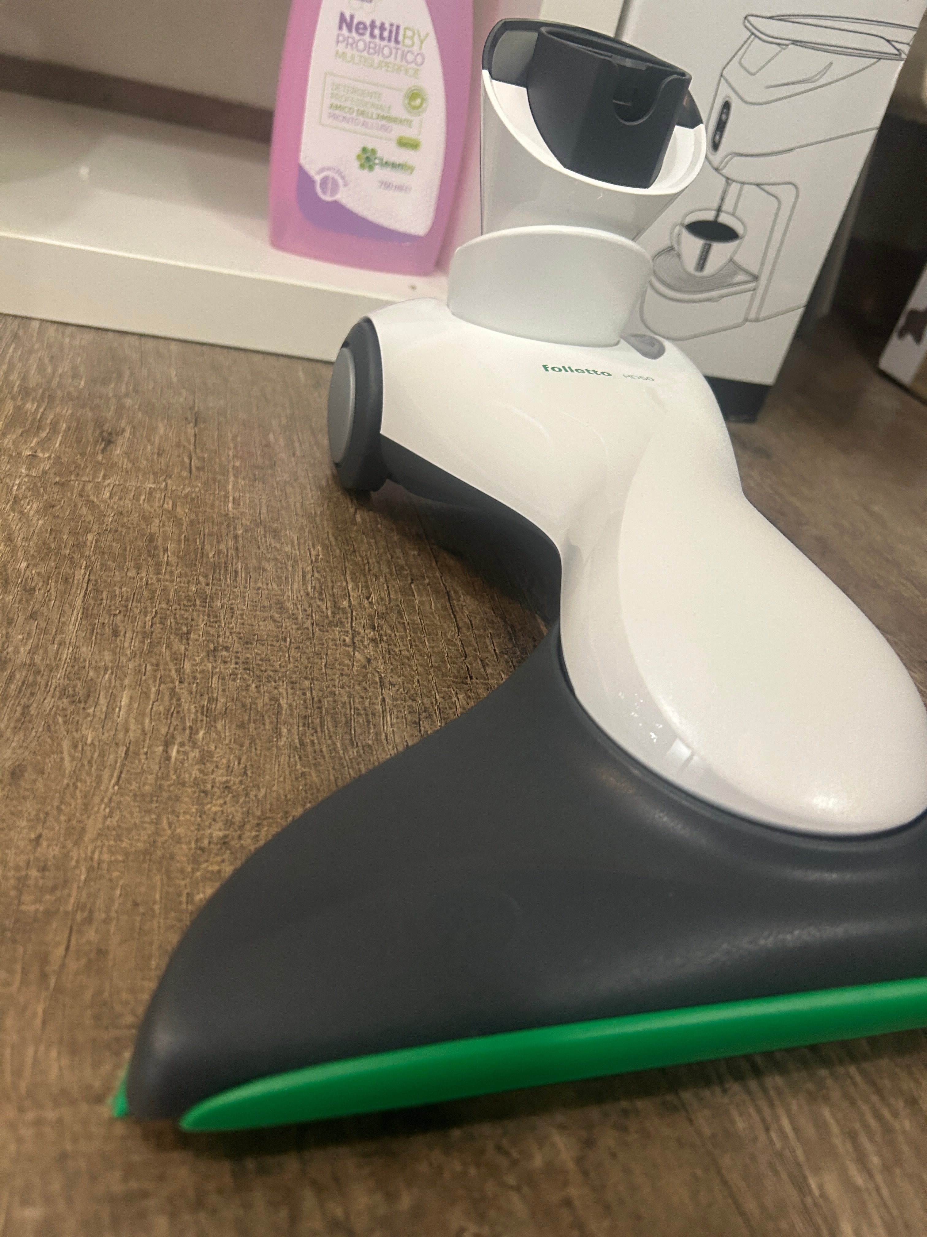 Applicazione della spazzola con setole morbide su Folletto VK150 per spolverare tende, mobili e superfici delicate.