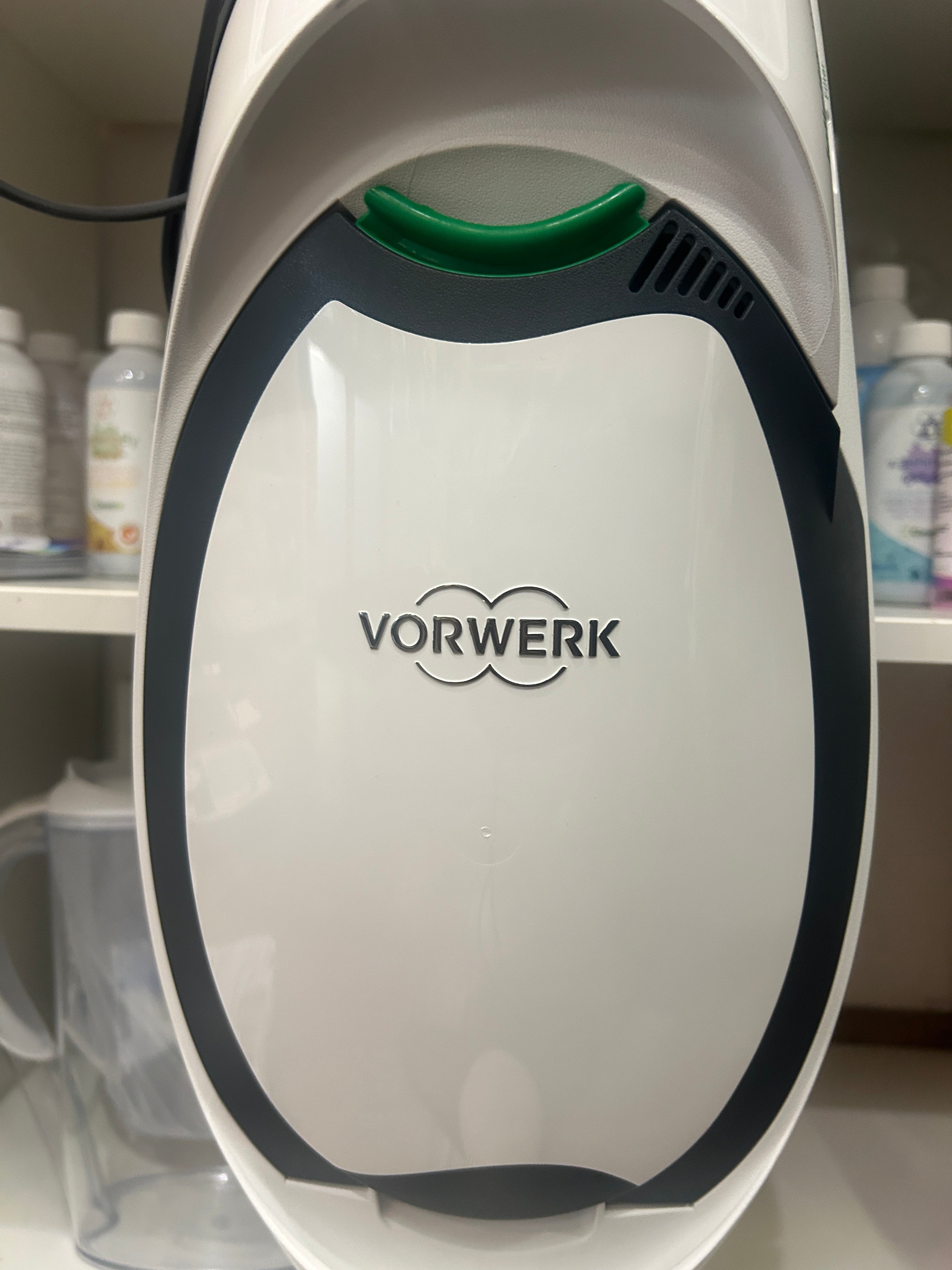 Primo piano del corpo motore del Folletto VK150 rigenerato, evidenziando le scocche esterne nuove e pulite