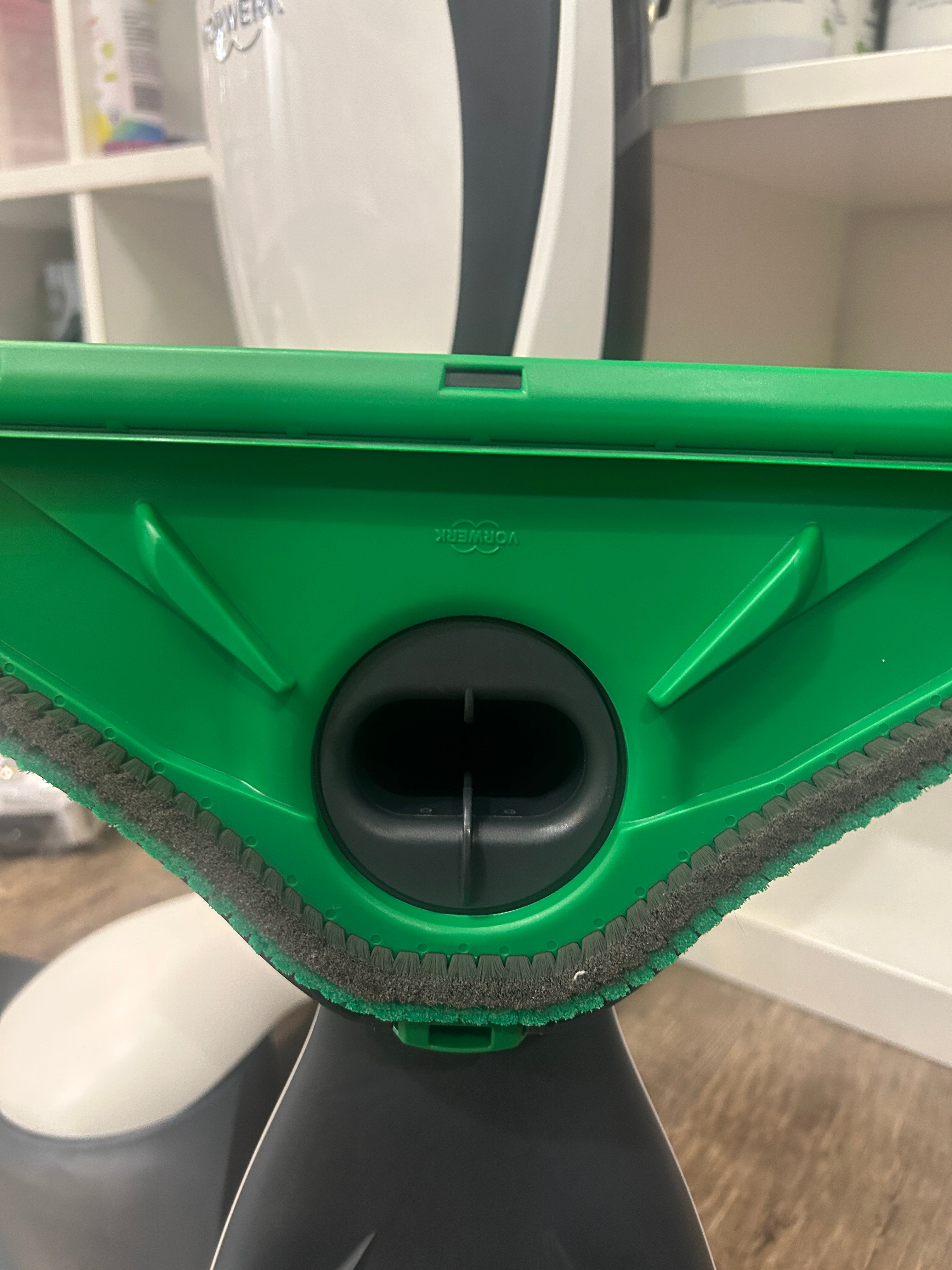 Panoramica del kit accessori incluso con il Folletto VK150 ricondizionato: tubo flessibile, bocchette e spazzole specifiche